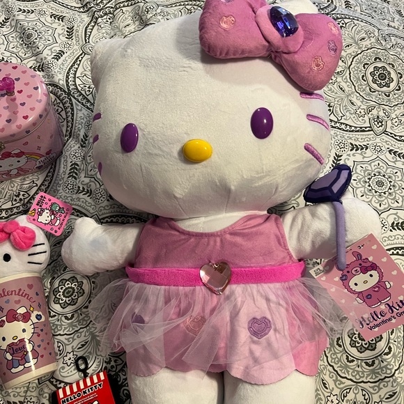 Hello kitty Valentine’s Day greeter bundle - Picture 3 of 4